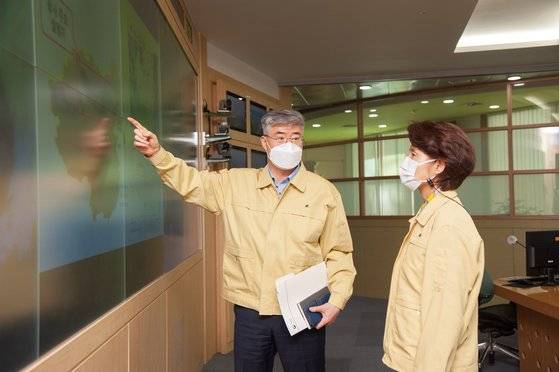 한정애 환경부 장관(오른쪽)이 29일 서울 동작구 기상청을 방문해 박광석 기상청장으로부터 황사 발원 및 국내 영향 시점, 황사 농도 등 황사 발생 상황 전반에 대해 설명을 듣고있다. 환경부=연합뉴스