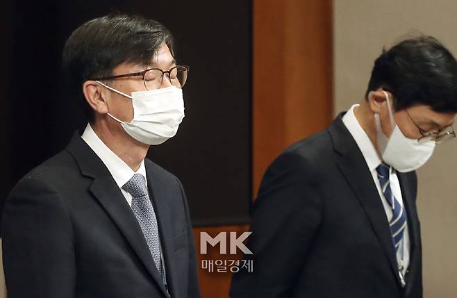 문재인 대통령이 29일 김상조 청와대 정책실장 후임으로 이호승 청와대 경제수석을 임명했다. 이날 청와대 춘추관 브리핑룸에서 김 전 실장이 유영민 비서실장의 인사 발표를 듣고 있다. 오른쪽은 신임 이 실장.      2021.3.29  [이충우기자]