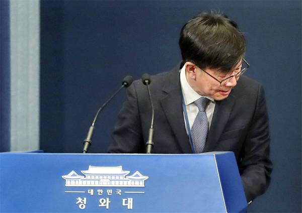 김상조 전 청와대 정책실장이 29일 오전 청와대 춘추관 브리핑룸에서 퇴임 인사를 한 뒤 이동하고 있다. 김 전 실장은 전월세상한제가 시행되기 이틀 전에 전세금을 14% 이상 올렸다고 매일경제가 단독 보도한 이후 하루 만에 물러났다.  [이충우 기자]