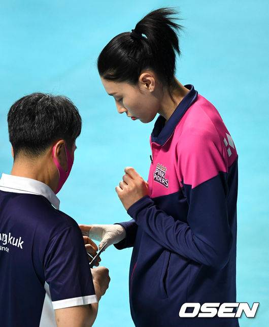[OSEN=장충, 최규한 기자]경기 전 훈련에서 흥국생명 김연경이 트레이너에게 통증이 있는 오른손을 조치를 받고 있다. / dreamer@osen.co.kr