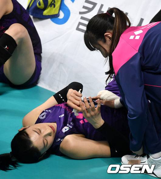 [OSEN=장충, 최규한 기자]경기 종료 후 흥국생명 김연경이 오른손 붕대를 풀며 김세영과 대화를 나누고 있다. / dreamer@osen.co.kr