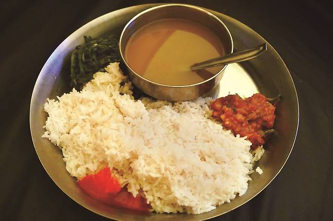 네팔 서부식 달밧. 네팔에서도 더 깡촌 오지인 만큼 음식도 단출하다. 관광객이 많은 안나푸르나 쪽은 서양스타일 음식이 주를 이루지만, 로지가 거의 없는 서부에선 주로 현지 음식을 먹었다. 히말라야 지역 대부분은 티베트에서 넘어온 이들이 많아, 생활방식과 음식이 티베트식인 경우가 많다.