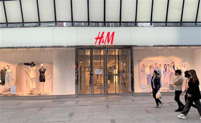 지난 27일 중국 베이징 차오양구의 대형 쇼핑가 싼리툰 내 H&M(사진)과 유니클로. 두 매장 모두 중국 누리꾼의 불매운동 대상이지만 분위기는 확연히 달랐다.