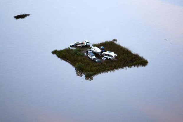 24일(현지시간) 호주 그레이터 시드니 혹스베리 강 인근 윈저 지역과 피트 타운이 홍수로 물에 잠긴 가운데 침수되지 않은 차들이 주차돼있다./AFP 연합뉴스