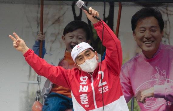 태영호 국민의힘 의원이 지난 28일 오후 서울 강남구 코엑스 광장에서 열린 오세훈 국민의힘 서울시장 후보 집중유세에서 오 후보의 지지를 부탁하고 있다. 태 의원은 이 자리에서도 랩을 선보였다. /사진=뉴스1