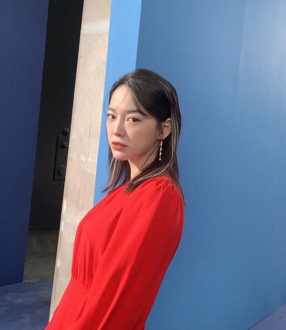 Kim Se-jeong posted several photos on his SNS on the 30th with the article Mubby Selfie!The photo shows the shooting scene of the new song Warning (Feat. lIlBOI) Music Video.From the two shots with Lil Boy who participated in the feature, a clear smile and a lovely visual catch the eye.The fans who encountered the photos responded such as It is so beautiful, This styling is good, The glasses are good.On the other hand, Kim Se-jeong released his second mini album Im on the 29th.