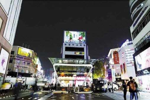 대구 동성로에 밀집돼 있는 개성 만점 ‘쇼핑 스폿’들. 대구백화점 앞 광장과 약령시, 동성로 모습. 이곳들 모두 인파로 넘쳐난다. [사진 대구관광재단]