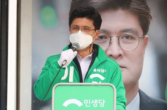 서울시장 보궐선거 공식 선거운동이 시작된 지난 25일 오전 서울 영등포구 여의도역 4번 출구 앞에서 이수봉 민생당 후보가 유세를 하고 있다. 뉴시스