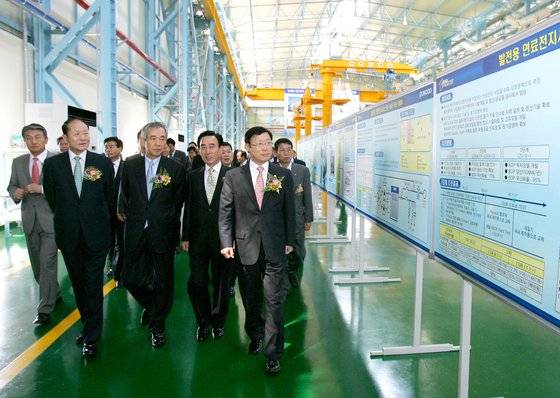 포스코는 MB 정부 시절 이상득 전 의원의 요청으로 리튬 추출기술 개발을 시작했다. 사진은 이상득 전 의원(앞줄 가장 왼쪽)이 2008년 9월 4일 포스코 발전용 연료전지 공장 준공식이 끝난 뒤 설비를 둘러보고 있는 모습. 사진 포스코