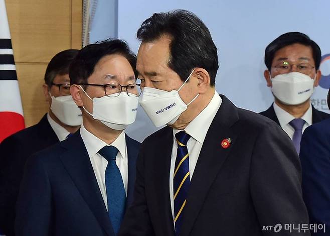 정세균 국무총리가 29일 서울 종로구 정부서울청사에서 반부패정책협의회 결과 브리핑을 마친 뒤 퇴장하고 있다. /사진=이기범 기자 leekb@