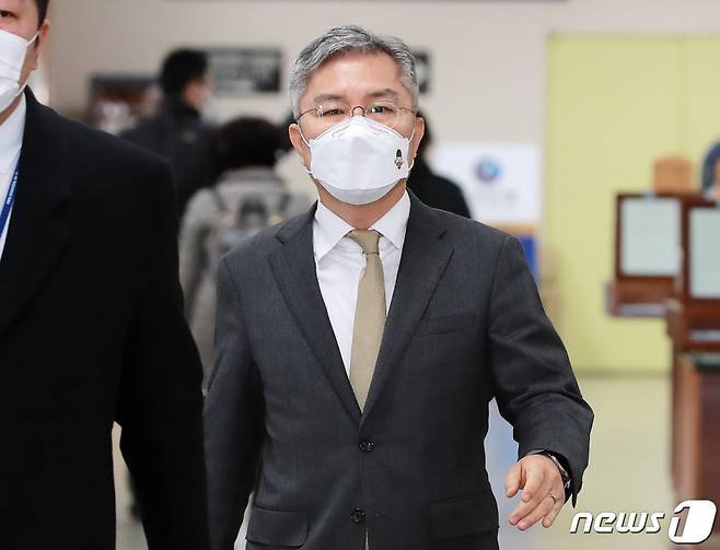 (서울=뉴스1) 구윤성 기자 = 지난해 총선 당시 허위사실을 공표한 혐의로 기소된 최강욱 열린민주당 대표가 30일 오후 서울 서초구 서울중앙지법에서 열린 속행공판에 출석하고 있다. 최 대표는 변호사로 일하던 지난 2017년 10월 조국 전 법무부 장관 아들 조모씨의 인턴 활동 확인서를 허위로 발급하고도 지난해 총선 유세 당시 확인서를 정당하게 발급했다고 말해 허위사실을 공표한 혐의로 재판에 넘겨졌다. 2021.3.30/뉴스1