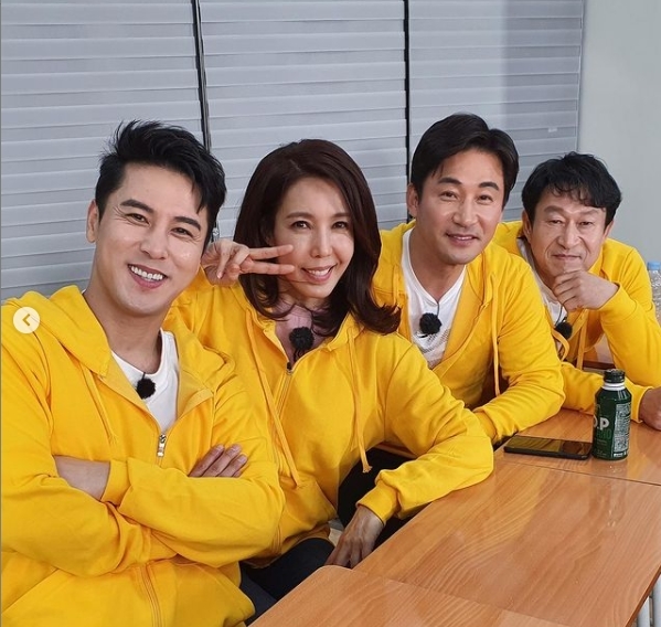 Actor Jeon No-Min, Jeon Soo-kyung and Kim Eung-soo will appear on the King Sejong Institute.On March 30, Jeon No-Min posted a certification shot on the personal SNS, appearing on TV Chosun King Sejong Institute.In the photo, Jeon No-Min, Jeon Soo-kyung, and Kim Eung-soo are smiling in a yellow hooded T-shirt with Young Tak, Jang Min-Ho, cast of King Sejong Institute.Jeon No-Min, along with the photo, added King Sejong Institute, marriage writer divorce composition season 2 and announced the news of the appearance of King Sejong Institute by actors of marriage writer divorce composition 2.Marriage Writing Divorce Composition is a story about unimaginable misfortune to three charming heroines in their 30s, 40s and 50s, and a drama about the dissonance of couples looking for true love.Season 2 will be produced in the first half of this year, with the end of season 1 on the 14th.