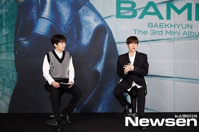 EXO Baekhyun and Xiumin are holding a meeting on the day.Photos