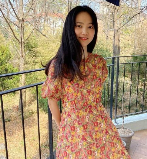 Actor Yoon Seung-ah flaunts BabyfaceYoon Seung-ah posted a picture on his Instagram on the 30th.In the open photo, Yoon Seung-ah is looking at the camera wearing a floral dress on the terrace.Especially, the bright atmosphere of clothes and the sunny expression of Yoon Seung-ah make the Babyface more prominent.Meanwhile, Yoon Seung-ah marriages Actor Kim Moo Yeol in 2015.The two men have gathered a lot of topics in Yangyang, Gangwon Province, by informing the construction of a 100-pyeong, four-story single-family house.Photo: Yoon Seung-ah Instagram