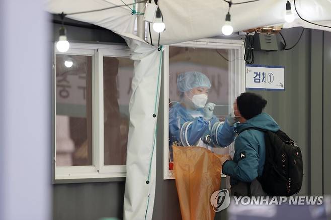 언제 끝날까 (서울=연합뉴스) 임화영 기자 = 신종 코로나바이러스 감염증(코로나19) 신규 확진자가 384명 발생한 29일 오전 서울역에 마련된 임시선별진료소에서 의료진이 검체채취를 하고 있다. 2021.3.29 hwayoung7@yna.co.kr