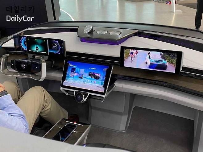 현대모비스, 차세대 통합 칵핏 시스템(M.VICS) </figcation>