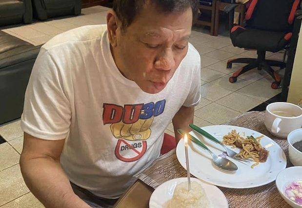 로드리고 두테르테 필리핀 대통령이 28일 편안한 옷차림으로 생일 축하 초를 끄고 있다. 인콰이어러 캡처
