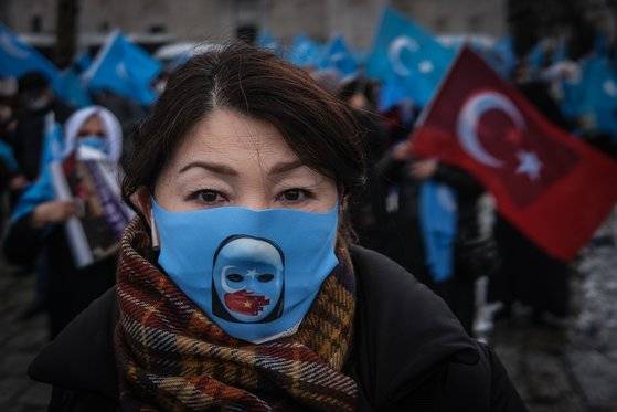 지난25일(현지시간) 터키 수도 이스탄불에서 동투르키스탄인 여성이 중국 당국의 위구르 탄압 의혹에 대한 진실 규명을 요구하고 있다.[EPA=연합뉴스]