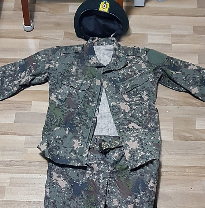 국내 한 인터넷 중고 거래 사이트에 올라와 있는 군복
