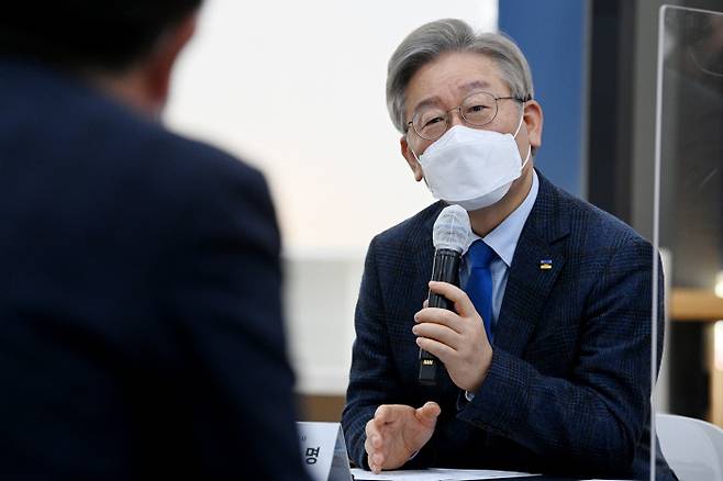 이재명 경기지사가 지난 16일 오전 경기도 수원시 영통구 GH 기본주택 홍보관에서 열린 현장방문 행사에서 발언하고 있다. 연합뉴스