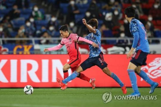 축구에서 신체접촉 플레이인 차징을 할 때는 파울이 되지 않도록 잘 해야 한다. 지난 25일 일본 가나가와현 요코하마시 닛산스타디움에서 열린 한일전에서 이동준의드리블 돌파를 저지하는 일본 선수 모습. [대한축구협회 제공]