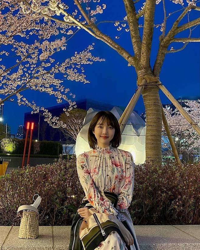 GFriend Yerin showed off his Hwasa-humoured Beautiful looks after cutting HairstyleYerin uploaded two photos to her Instagram on March 31 with emoticons.In the photo, Yerin stares at the camera in a floral one piece, which beamed and thrilled viewers.The netizens who saw this responded such as Hairstyle is too beautiful, I have gone out and I am fresh.Yerin debuted to the group GFriend in 2015.GFriend, which Yerin belongs to, released Glass Beads, From Today, Run Time, Summer Summer Year, Finger Tips, Apple and Mago.Yerin has been active as The Show MC and has appeared in the entertainment My Little TV and Jungles Law in KOMODO.
