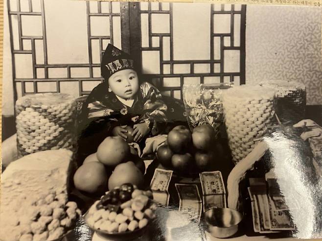 1960년생인 윤석열 전 검찰총장의 돌잔치 당시 사진 ⓒ열지대((悅地帶) 카페·밴드 제공