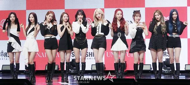 걸그룹 우주소녀가 31일 오후 서울 광진구 광장동 예스24 라이브홀에서 진행된 새 미니앨범 'UNNATURAL'(언내추럴) 발매기념 쇼케이스에서 포즈를 취하고 있다.  앨범과 동명의 타이틀곡 ‘UNNATURAL’은 좋아하는 사람 앞에서 모든 행동이 어색하게 변해버리는 소녀들의 알쏭달쏭한 마음을 표현한 곡으로, 중독적인 훅과 리드미컬한 비트가 인상적인 업템포의 팝 댄스곡이다. 2021.03.31 /사진=김창현 기자 chmt@