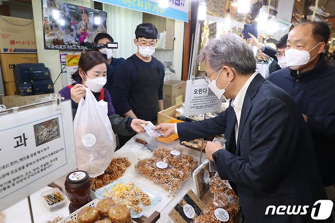 권칠승 중기부 장관이 서울 종로구 광장시장을 방문해 코로나19로 어려움을 겪고 있는 소상공인에게 지원되는 소상공인 버팀목자금 플러스 수령현황을 점검하고 있다. 3.31/뉴스1