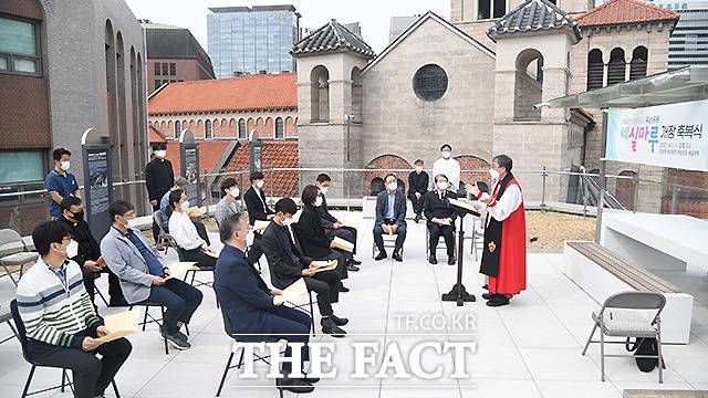 대한성공회 서울교구에서 개장 축복식을 거행하고 있다.