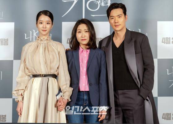 배우 서예지, 셔유민 감독, 김강우가 1일 오전 온라인 생중계로 진행된 영화 '내일의 기억' 제작보고회에 참석해 포토타임을 갖고 있다. '내일의 기억'(감독 서유민)은 기억을 잃고 미래가 보이기 시작한 수진이 혼란스러운 기억의 퍼즐을 맞춰갈수록 남편 지훈의 충격적인 실체를 마주하게 되는 미스터리 스릴러로 서예지와 김강우가 열연했다. 〈사진=CJ CGV 제공〉 김진경 기자 kim.jinkyung@jtbc.co.kr/2021.04.01/