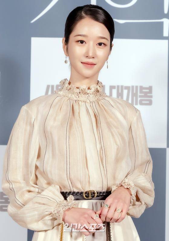 배우 서예지가 1일 오전 온라인 생중계로 진행된 영화 '내일의 기억' 제작보고회에 참석해 포토타임을 갖고 있다. '내일의 기억'(감독 서유민)은 기억을 잃고 미래가 보이기 시작한 수진이 혼란스러운 기억의 퍼즐을 맞춰갈수록 남편 지훈의 충격적인 실체를 마주하게 되는 미스터리 스릴러로 서예지와 김강우가 열연했다. 〈사진=CJ CGV 제공〉 김진경 기자 kim.jinkyung@jtbc.co.kr/2021.04.01/