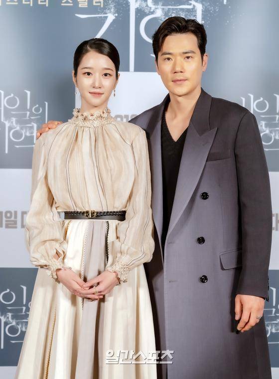 배우 서예지와 김강우가 1일 오전 온라인 생중계로 진행된 영화 '내일의 기억' 제작보고회에 참석해 포토타임을 갖고 있다. '내일의 기억'(감독 서유민)은 기억을 잃고 미래가 보이기 시작한 수진이 혼란스러운 기억의 퍼즐을 맞춰갈수록 남편 지훈의 충격적인 실체를 마주하게 되는 미스터리 스릴러로 서예지와 김강우가 열연했다. 〈사진=CJ CGV 제공〉 김진경 기자 kim.jinkyung@jtbc.co.kr/2021.04.01/