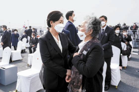 김정숙 여사가 26일 오후 경기도 평택시 해군 2함대사령부 에서 열린 제6회 서해수호의 날 기념식을 마친 뒤 고 민평기 상사의 모친 윤청자 여사를 위로하고 있다. [청와대사진기자단]