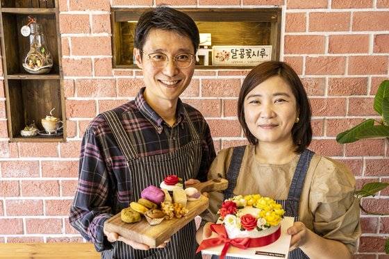 장흥읍내 '달콤꽃시루'의 장성호, 박영란 부부. 매일 아침 함께 떡을 빚고 쪄낸다.