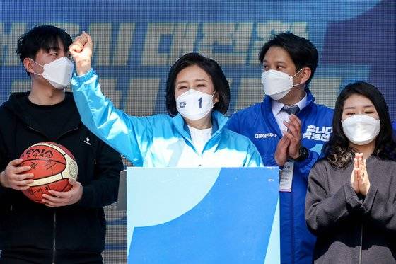 박영선 더불어민주당 서울시장 후보가 31일 서울 동작구 이수역 인근에서 집중유세를 펼치며 지지를 호소하고 있다. 뉴스1