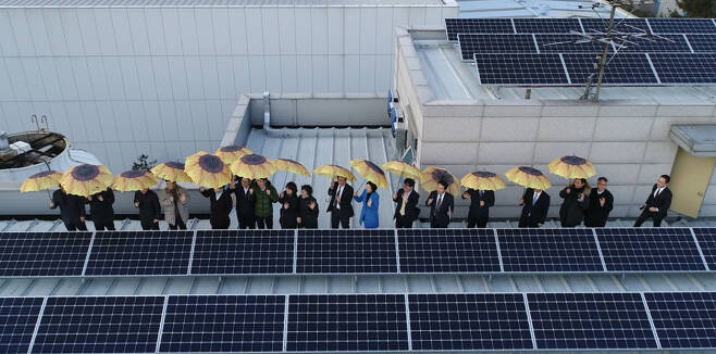 루트에너지가 지난 2017년 서울에너지공사와 손을 잡고 첫 커뮤니티 펀딩을 성공시키면서 만든 양천햇빛공유발전소. 100% 양천구, 강서구 주민을 대상으로 한 펀딩은 단 5분만에 끝남으로써 주민참여형 에너지전환 프로젝트의 잠재력을 입증했다. [사진제공=루트에너지]