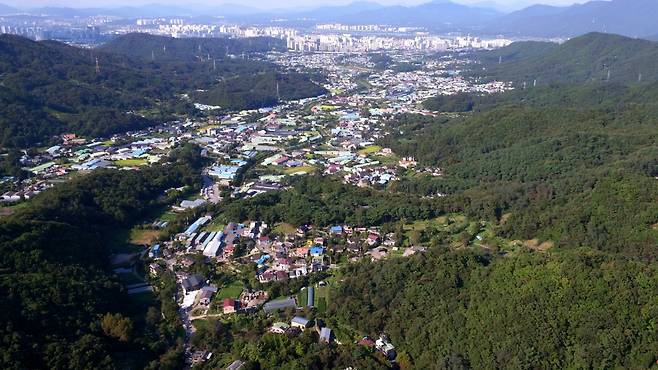 한국토지주택공사(LH) 임직원의 땅 투기 사태 여파로 3기 신도시 토지보상 작업이 지연되고 있다. 현재 3기 신도시 6곳 가운데 하남 교산과 인천 계양이 토지보상을 진행 중이며 이들의 보상협의율은 50% 안팎에 불과하다. 사진은 하남 교산신도시 예정지의 모습. [연합]