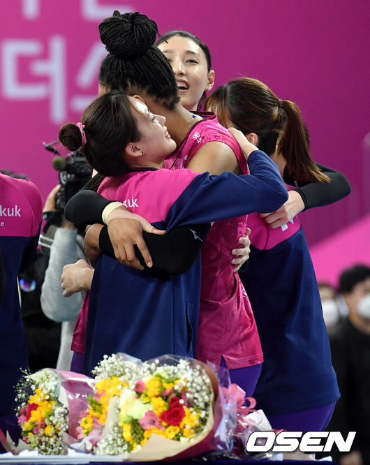 [OSEN=인천, 조은정 기자]흥국생명 김연경이 동료 선수들을 안아주고 있다. /cej@osen.co.kr