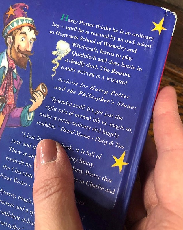 1997년 출간된 ‘해리포터와 마법사의 돌’ 초판본. 당시 단 500부만 인쇄됐다. 영국의 네 자매는 16년 전 사망한 어머니가 딸들을 위해 사 놓았던 이 책(사진)을 뒤늦게 발견한 뒤 ‘어머니가 천국에서 보낸 선물’ 이라며 감사함을 표했다.