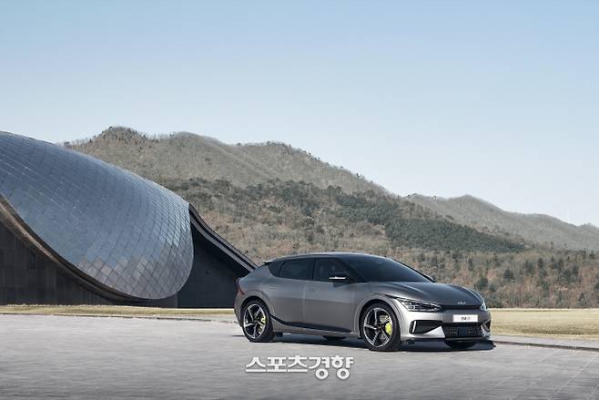 기아 ‘EV6’. E-GMP 기반으로 만든, 전 세계 주목도가 오르고 있는 기아의 첫 전기차 전용 모델이다.