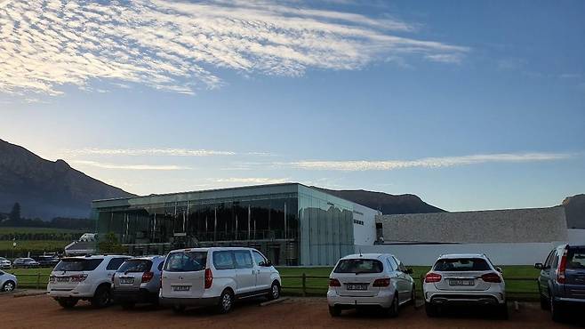 식당 앞 와인 농장 (케이프타운=연합뉴스) 김성진 특파원 = 지난 25일 케이프타운 콘스탄시아의 한 식당 앞 와인 팜. 유리 건물 안에 포도주 제조 설비가 있다. 케이프타운 주변 일대에는 이런 와인 팜들이 즐비하다고 한다. 2021.4.1 sungjin@yna.co.kr