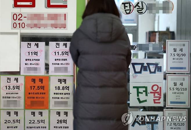 서울의 한 부동산중개업소에 붙이 있는 매매·전월세 매물 정보 [연합뉴스 자료사진]