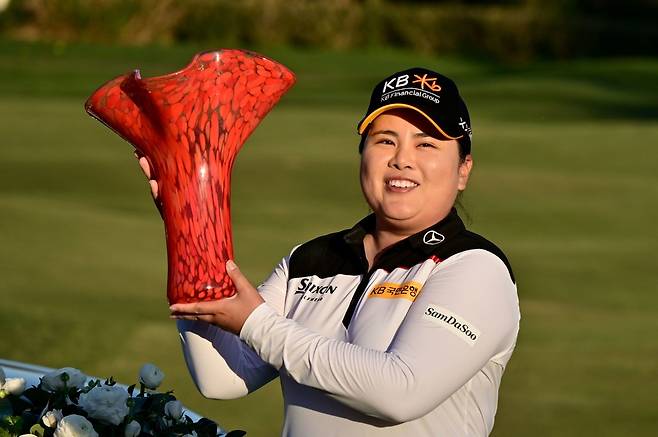 미국여자프로골프(LPGA) 투어 KIA 클래식에서 우승한 박인비(33)가 지난달 28일(현지시간) 미국 캘리포니아주 칼즈배드 아비아라 골프클럽에서 열린 시상식에서 트로피를 들고 있다. [칼즈배드 AFP/게티이미지=연합뉴스]