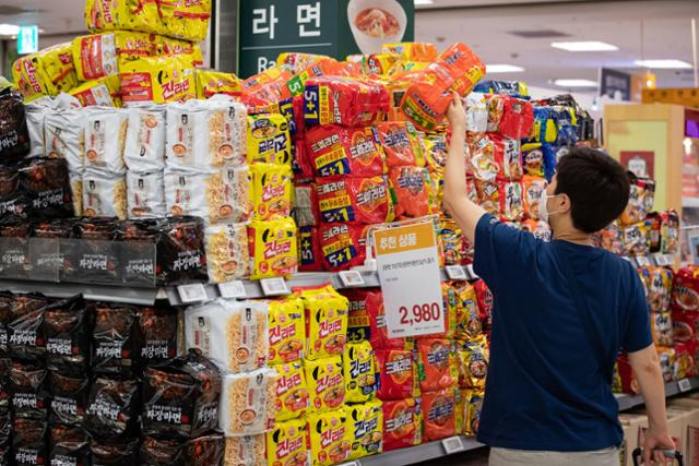 지난해 서울시내 한 대형마트에서 시민이 묶음 포장 라면을 고르고 있다. 뉴스1