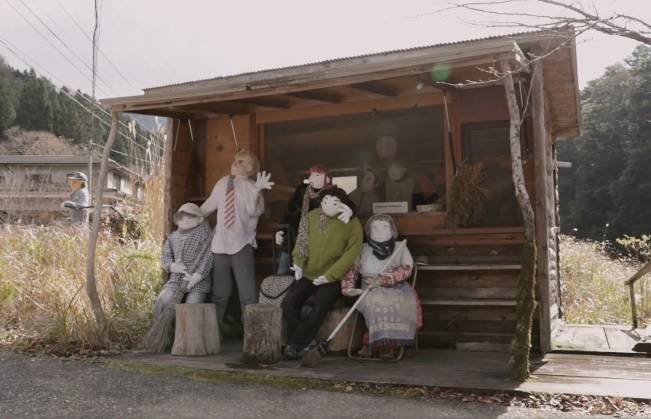 나고로 마을을 떠난 주민들 자리를 인형이 대신하고 있다.