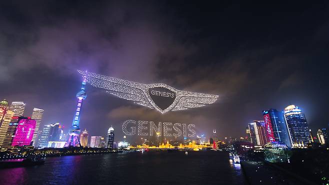 제네시스는 총 3500여대의 드론을 상하이 황푸강(黄浦江) 상공에 띄워 브랜드 로고, 차량, 디자인 방향성을 입체적으로 보여주는 특별한 론칭 기념 행사를 진행하고 있다. [현대차 제공]