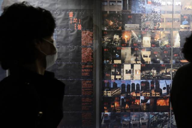 ▲ 참사 당시의 사진을 보고 있는 전재숙 씨. 남편 이상림 씨는 망루에 올랐다 목숨을 잃었다. ⓒ프레시안(최형락)