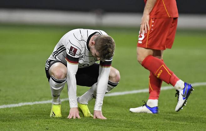 독일 티모 베르너가 1일 카타르월드컵 예선 북마케도니아전에서 후반에 결정적인 기회를 놓친 뒤 주저 앉아 아쉬워하고 있다. AP연합뉴스