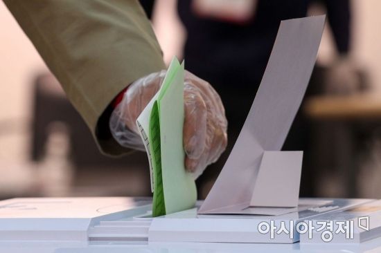 제21대 국회의원선거일인 지난해 4월15일 서울 종로구 혜화아트센터에 마련된 투표소에서 유권자들이 투표하고 있다./강진형 기자aymsdream@